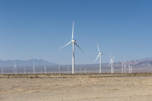 wind-farms-in-the-desert-B8S26PY-1024x683