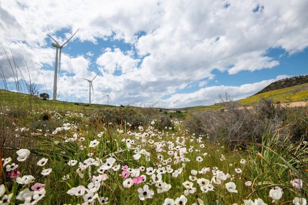 windmills-power-generators-on-a-turbine-farm-gener-5K4WH3R-1024x684